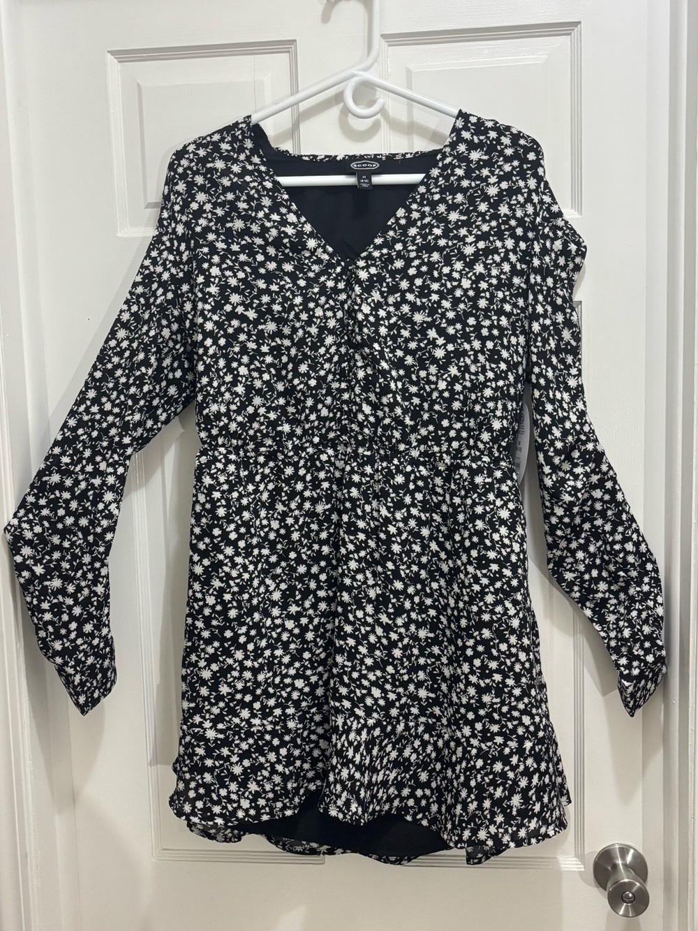 Black white floral romper nwt dress ruffle hem flare flowy scoop v neck